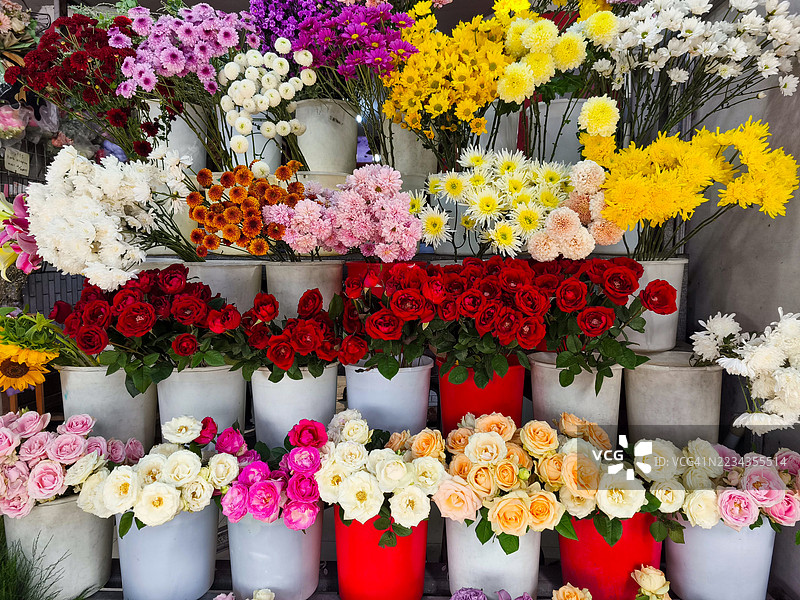 市场展示中的五彩花卉排列图片素材