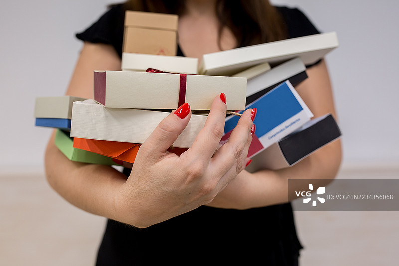 女人手持多个礼品盒图片素材