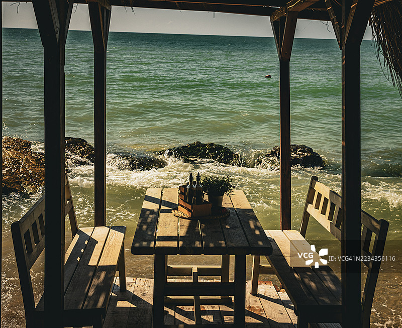 带海洋景观的乡村海滨用餐区，保加利亚巴尔奇克图片素材