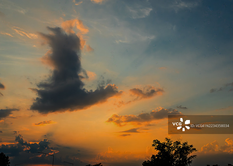戏剧性的日落天空与树木剪影，西德莫因斯，美国图片素材