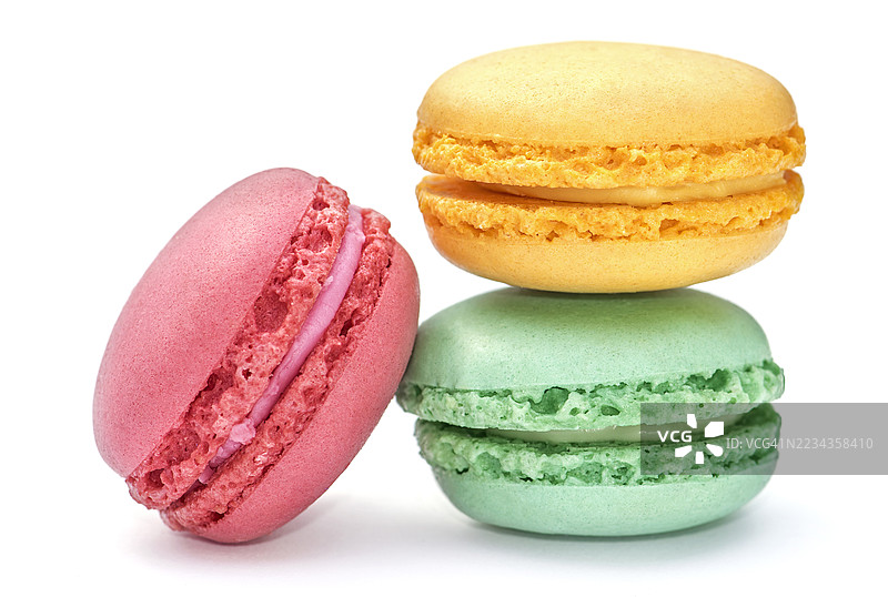 五彩缤纷的马卡龙叠放在白色背景上图片素材