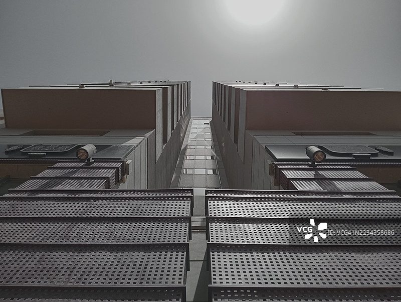 现代建筑外立面与天空中的太阳，西班牙特内里费岛圣克鲁斯图片素材