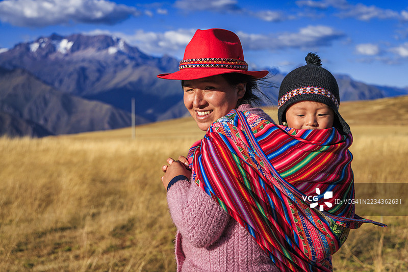 年轻母亲抱着她的宝宝，乌鲁班巴谷图片素材