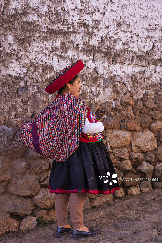 秘鲁奇琴罗的秘鲁女性手工纺羊毛图片素材