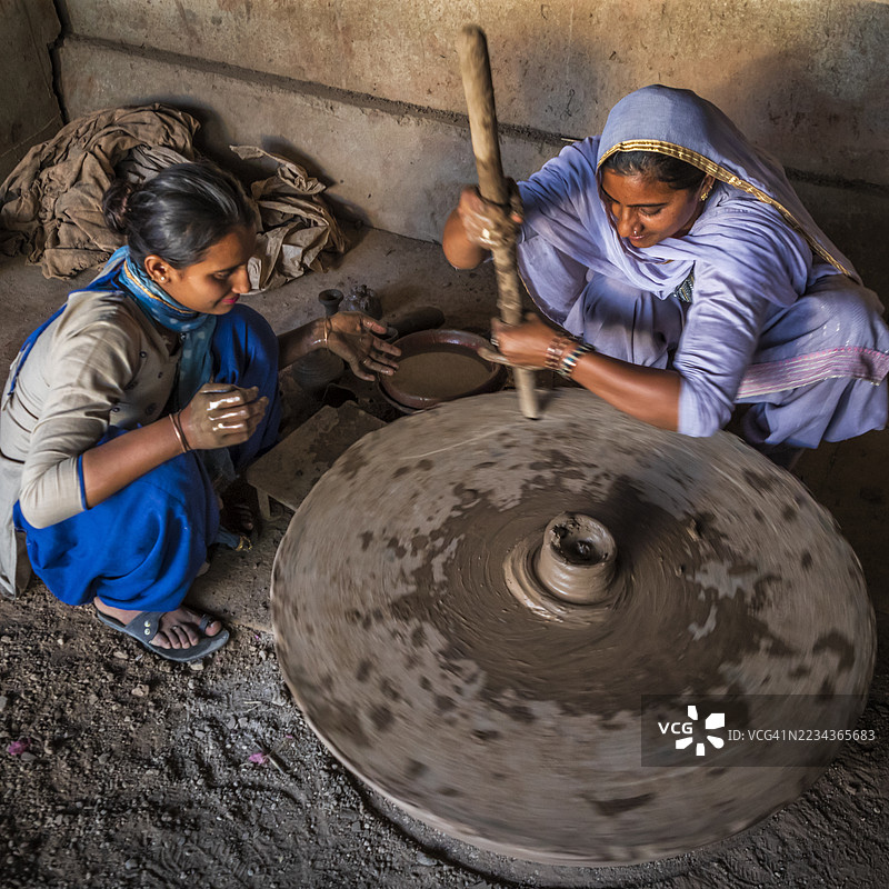 印度女性在印度拉贾斯坦的陶艺工作坊工作图片素材