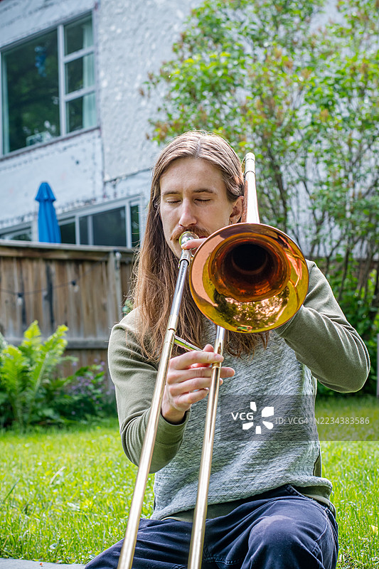 加拿大户外生活方式的长号演奏者肖像图片素材