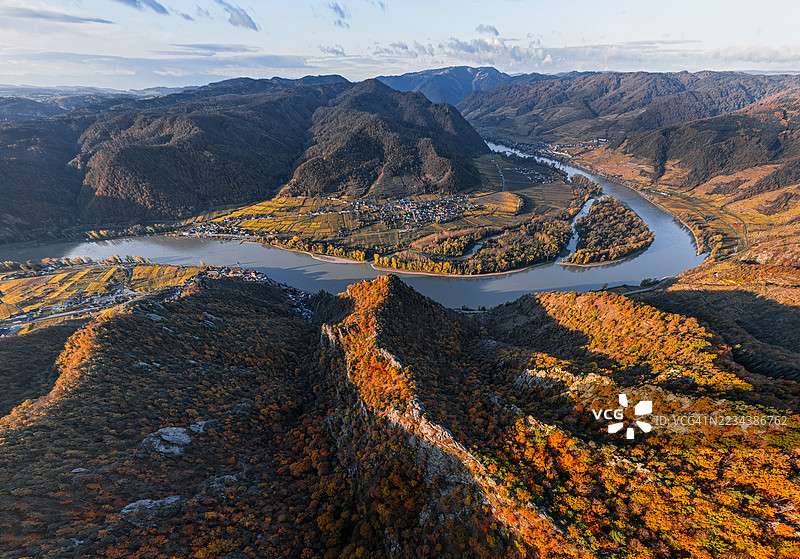 奥地利杜尔施泰因附近瓦豪谷的多瑙河弯道宽角航拍全景，清晨的秋天阳光明媚。图片素材