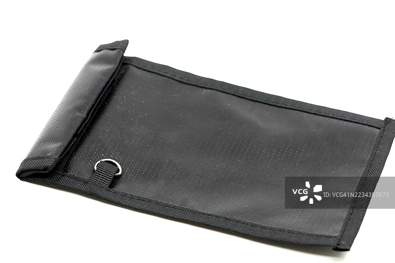 手机、钥匙扣和信用卡保护的法拉第袋图片素材