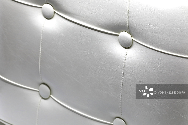 经典的白色皮革软包休闲椅图片素材