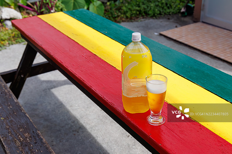 在牙买加风格的咖啡馆享受生啤酒和塔可。一个热带天堂般的偏远岛屿。座间味港，座间味岛，慶良間群岛，岛尻郡，冲绳。图片素材