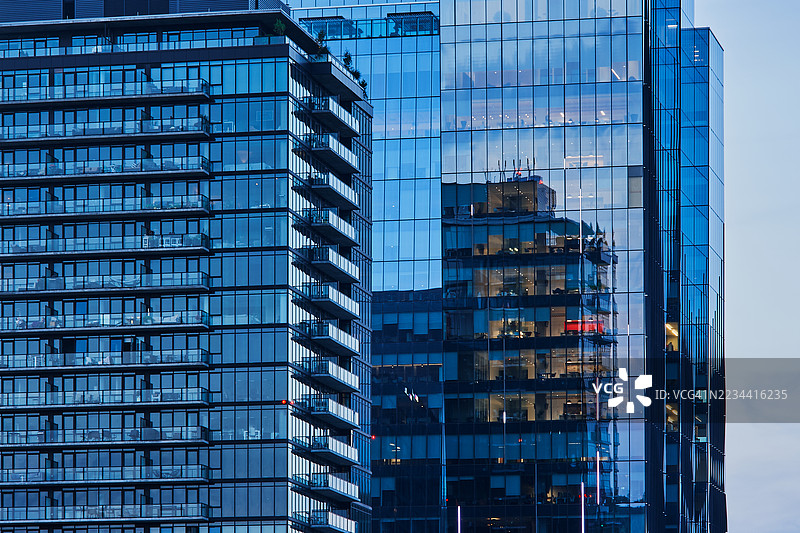 现代玻璃摩天大楼映射出城市建筑的倒影图片素材