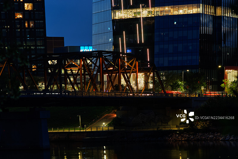 现代玻璃办公大楼在夜晚灯光下图片素材