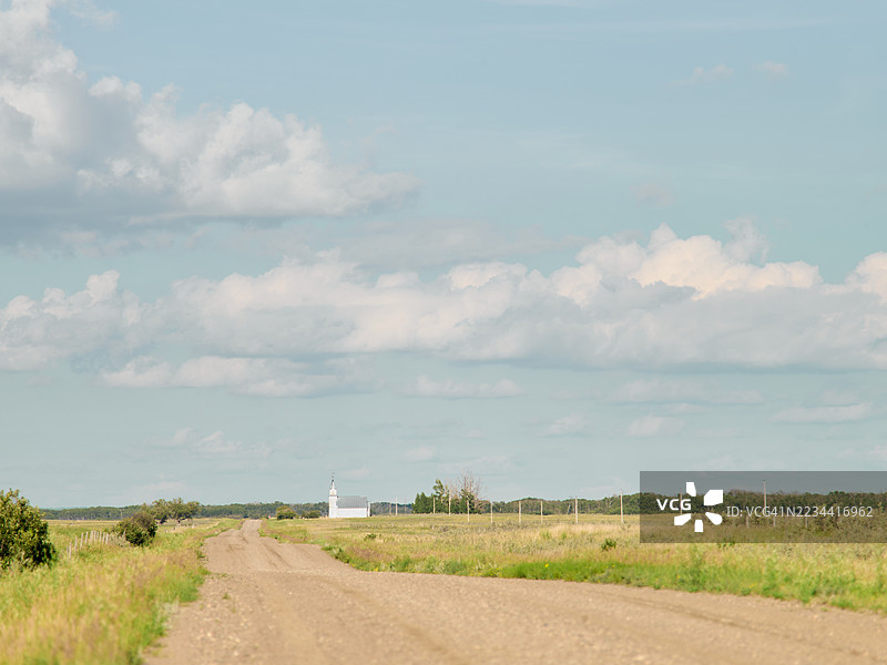 通往小白教堂的乡村土路图片素材