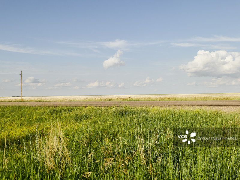 空旷的草原公路与广阔的天空图片素材