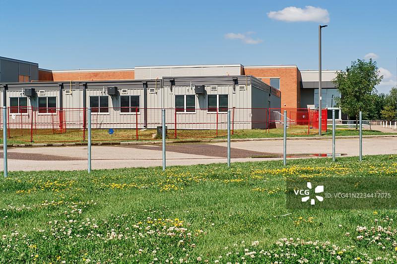 现代学校建筑与树木和开阔的田野图片素材