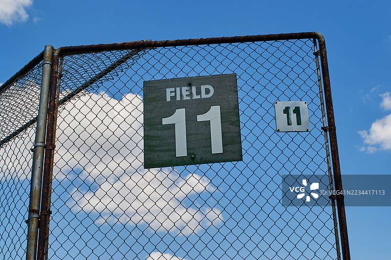生锈的球门柱在阴云密布的草地运动场上图片素材