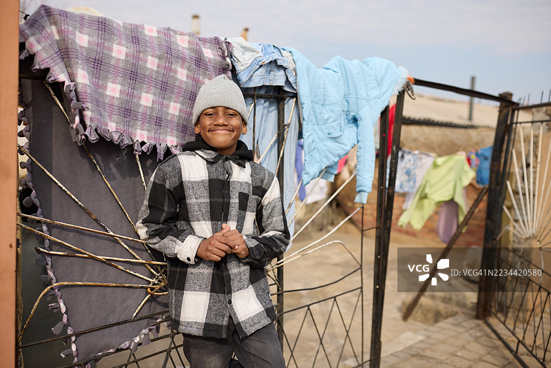 微笑的男孩在家外摆姿势图片素材