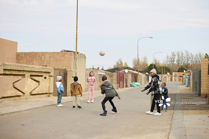 一群孩子在互相传球图片素材