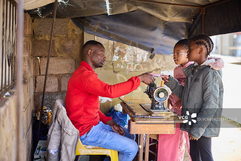 女孩们在裁缝店付款图片素材