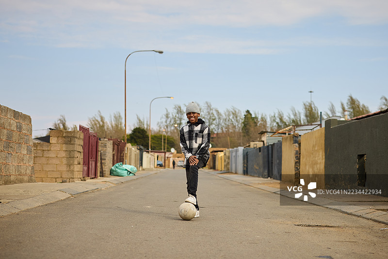 微笑的男孩与足球合影图片素材