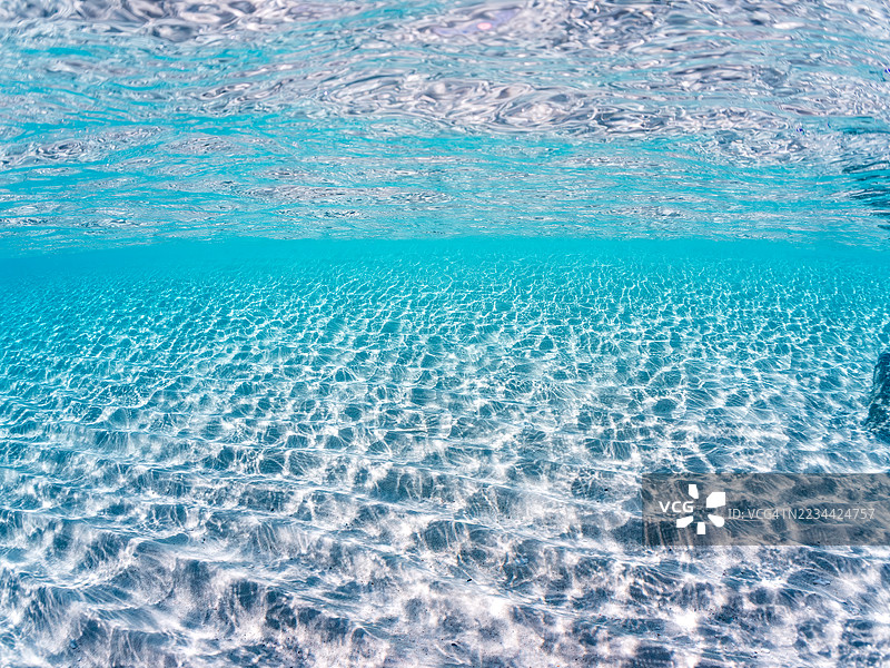 可以看到阳伞、船只,甚至是独特于冲绳的双体船Sabani。拍摄了美丽的白沙滩的一半。还有一群热带鱼。美丽的珊瑚礁和游泳的人们。外岛、座间味岛、慶良間群岛。图片素材