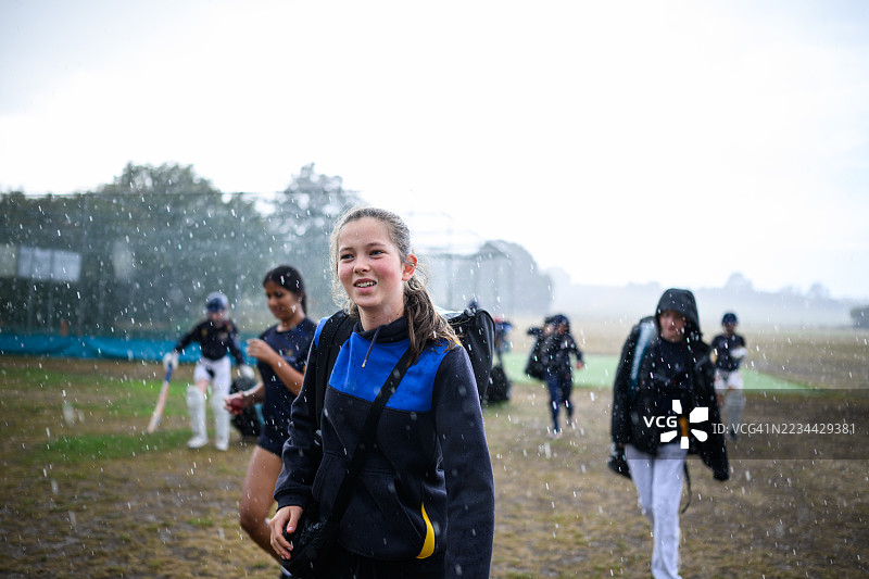 年轻女性运动队在雨中走进来图片素材