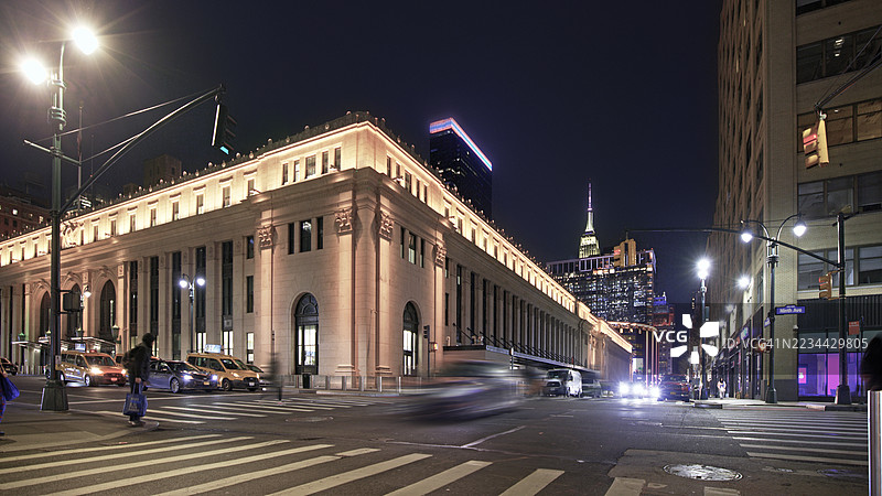 纽约曼哈顿帝国大厦夜景与交通图片素材
