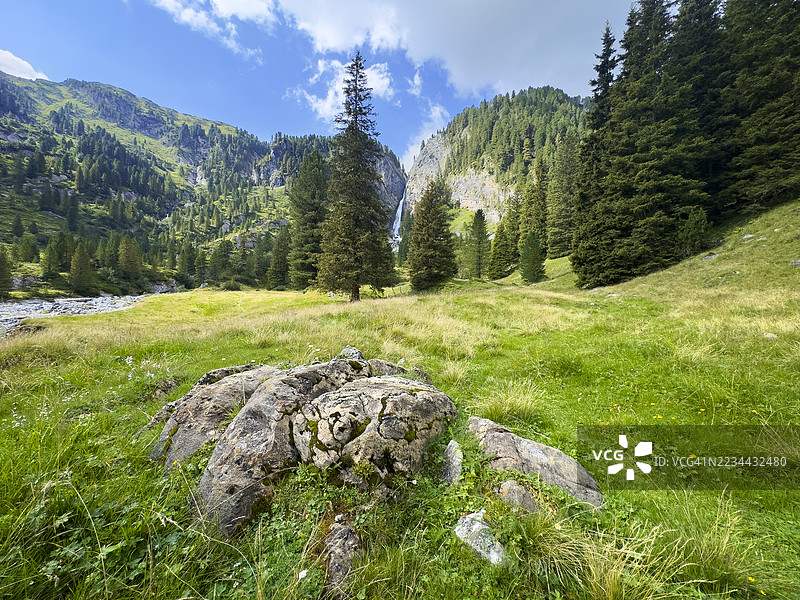 从亨特图克斯瀑布下方的悬谷俯瞰草地的景色。图片素材