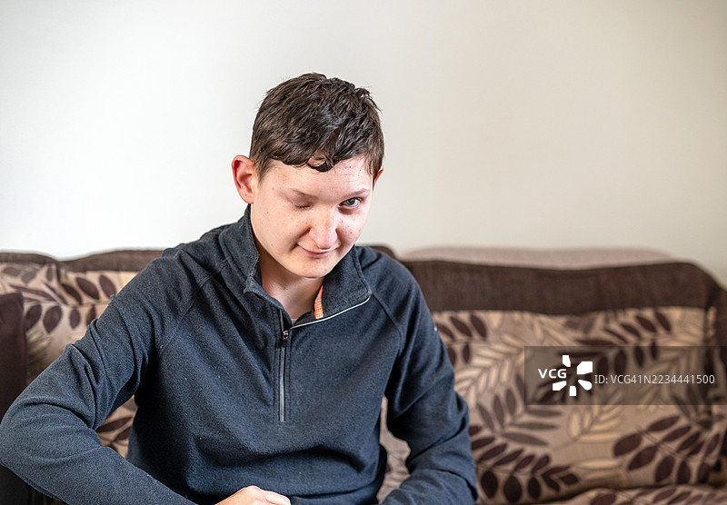 部分失明残疾男性的生活肖像图片素材