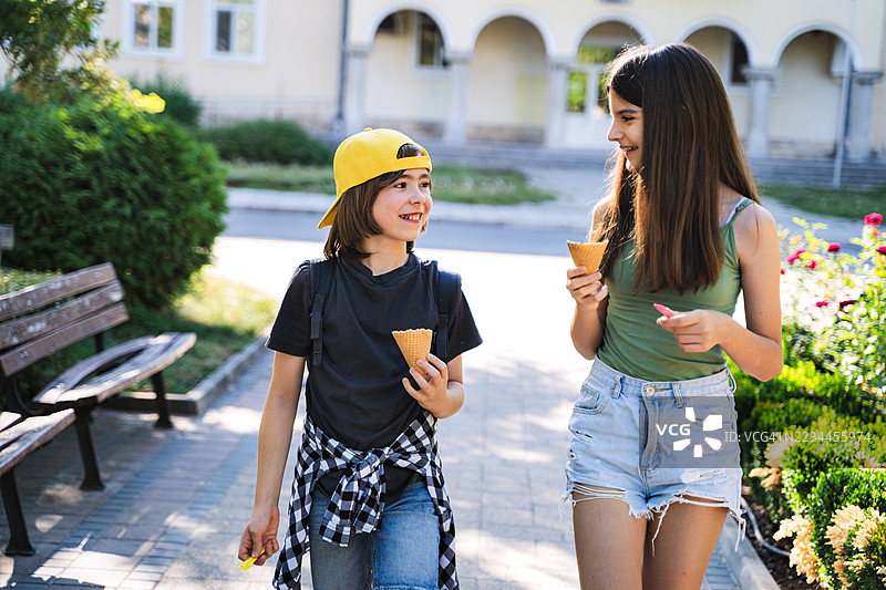 两个朋友共享冰淇淋的快乐时光。图片素材