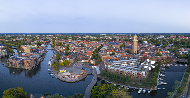 兹沃勒市中心区夏季日落时的鸟瞰图图片素材