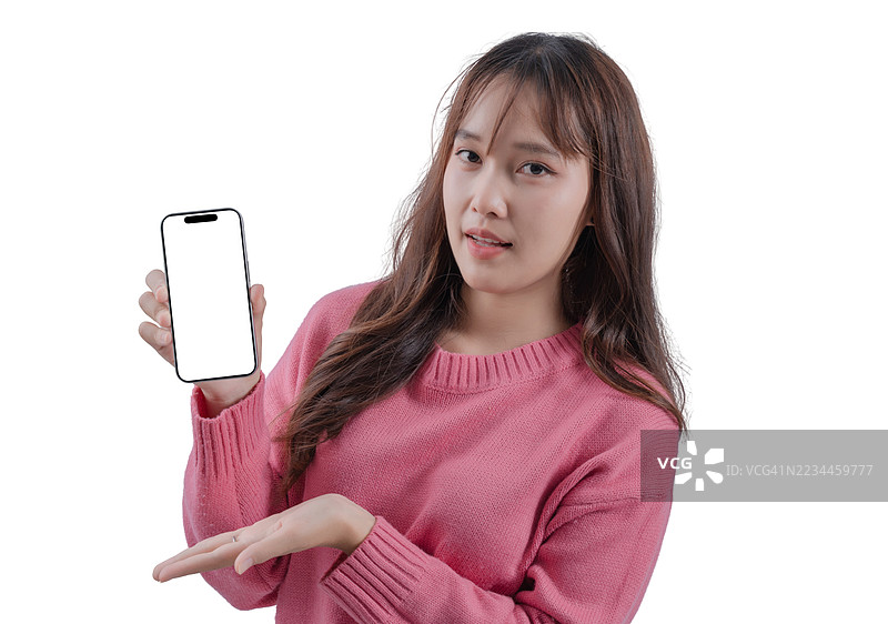 一位女性手持手机，背景为白色。图片素材