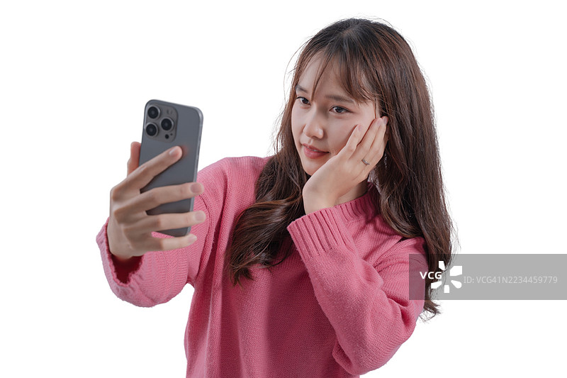 一位女性正在用手机自拍图片素材