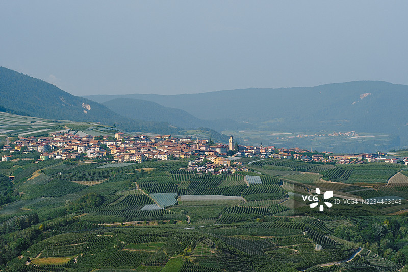 位于瓦尔迪农，葡萄园与梅莱蒂（Meléti）之间的全景图片素材