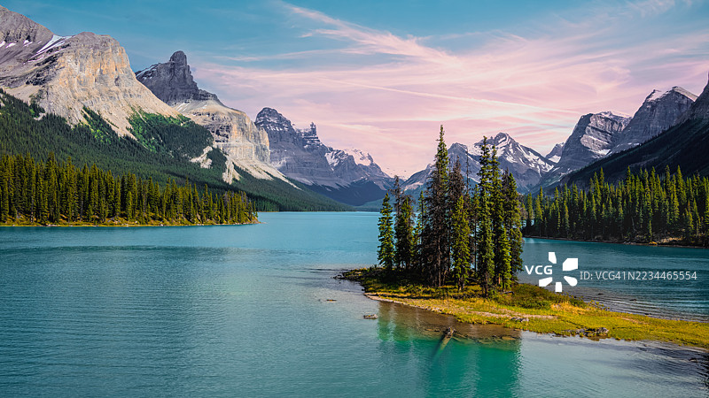 加拿大马林湖上的世界著名灵魂岛图片素材