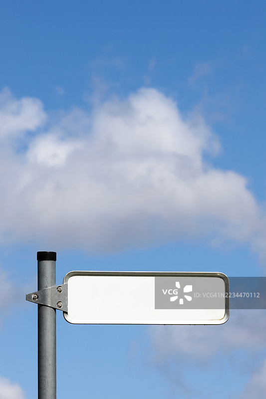 白色空白路标与天空背景图片素材