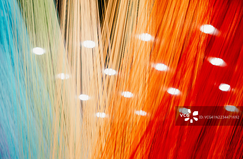 抽象的动态线条与点形成生动的色彩渐变效果图片素材