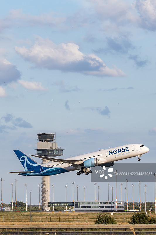 挪威大西洋航空的客机在柏林布兰登堡国际机场起飞前往纽约图片素材