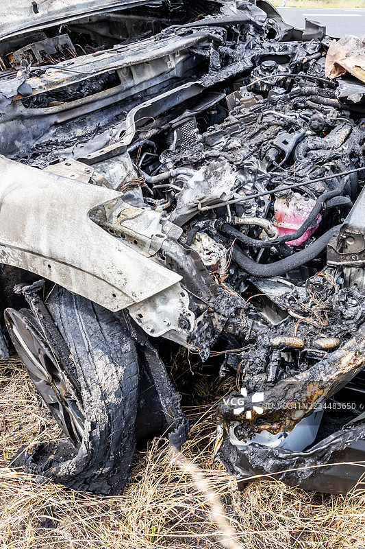 交通事故后烧毁汽车残骸的发动机图片素材