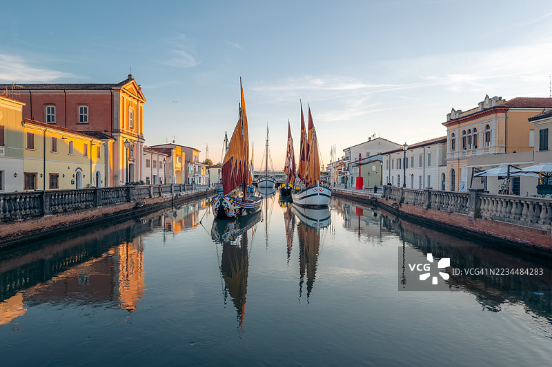 切塞纳提科港运河上的传统帆船，设计基于达芬奇的项目。意大利艾米利亚-罗马涅大区图片素材