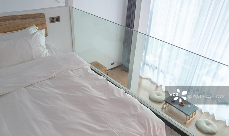 现代卧室室内设计，带有玻璃隔断和极简风格图片素材