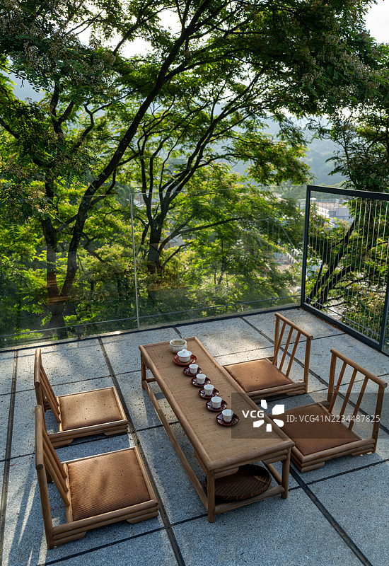 现代户外茶具设置，阳台俯瞰自然景观图片素材
