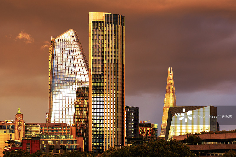 伦敦布莱克弗赖尔斯日落时的天际线图片素材