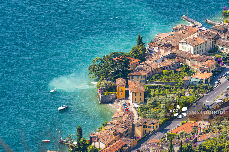 迷人的意大利村庄俯瞰加尔达湖，意大利图片素材