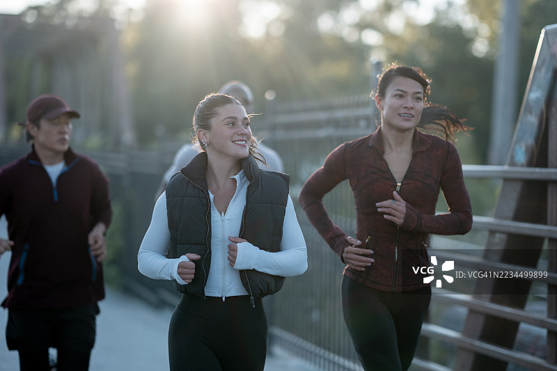 一群多元化的人在风景优美的城市环境中慢跑图片素材
