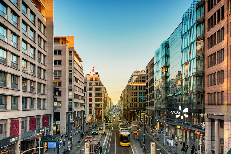 黄昏时分，柏林弗里德里希大街上的黄色电车图片素材