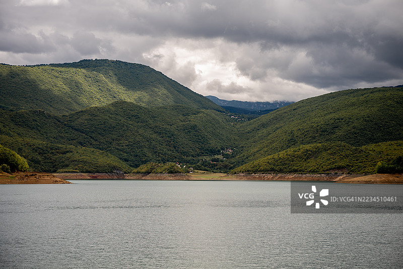 波斯尼亚和黑塞哥维那的拉玛湖景，倒映着多云的天空图片素材