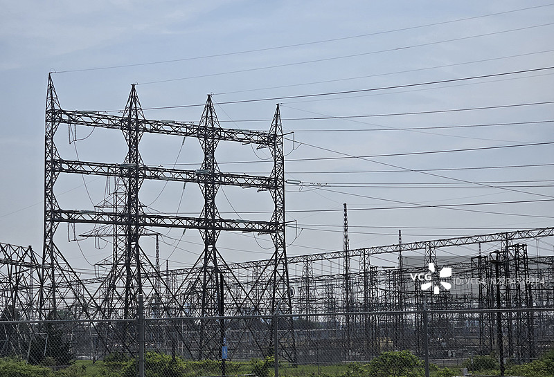 电力变电站的塔和电线图片素材