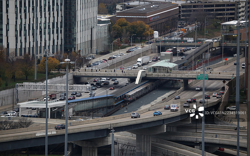 繁忙城市景观中的铁路站和高速公路立交桥上的交通训练图片素材