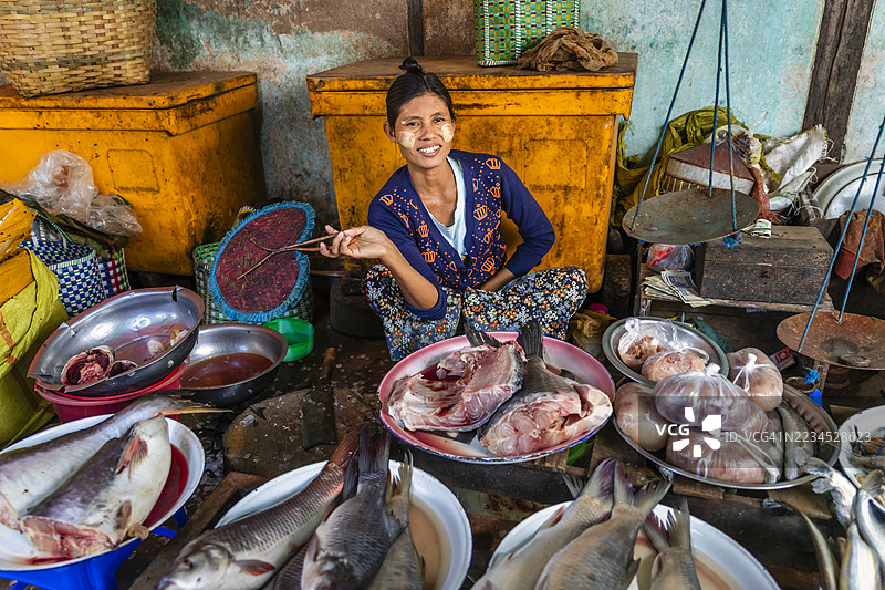 缅甸妇女在出售新鲜鱼类，缅甸图片素材